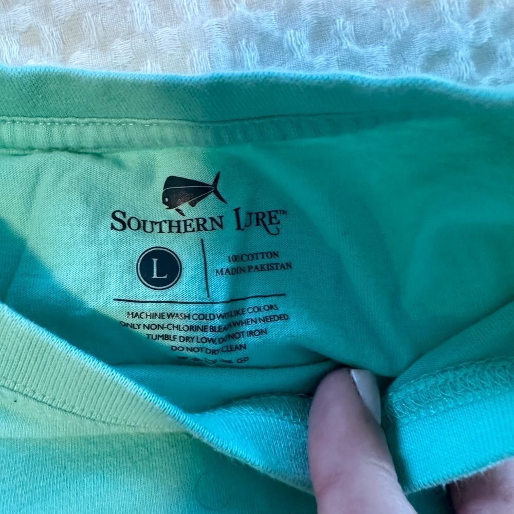Southern Lure Tee- EUC Size Large - Picture 3 of 3